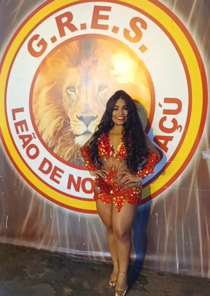 Caroline Lima é a nova rainha da escola Leão de Nova Iguaçu