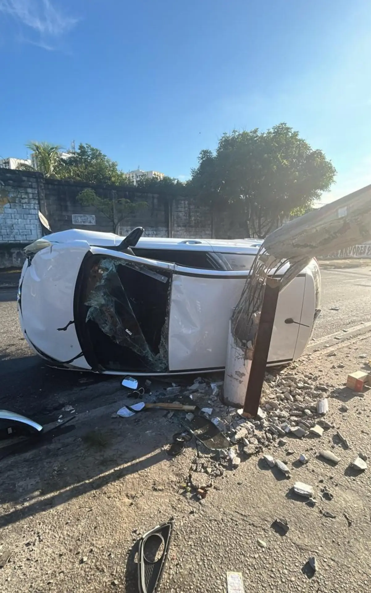 carro atinge poste em Tomás Coelho