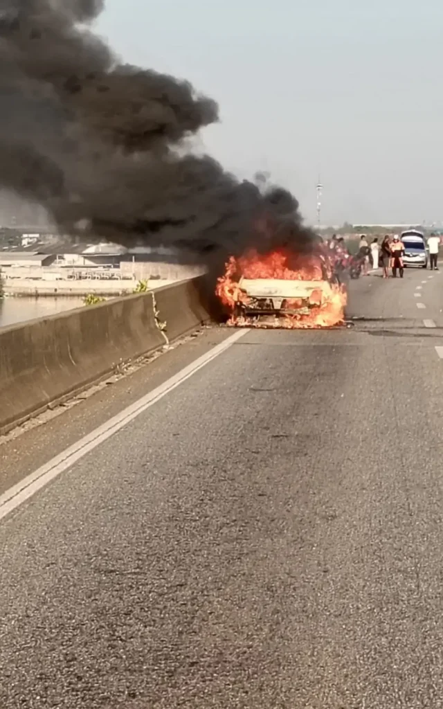 Carro pega fogo na Linha Vermelha