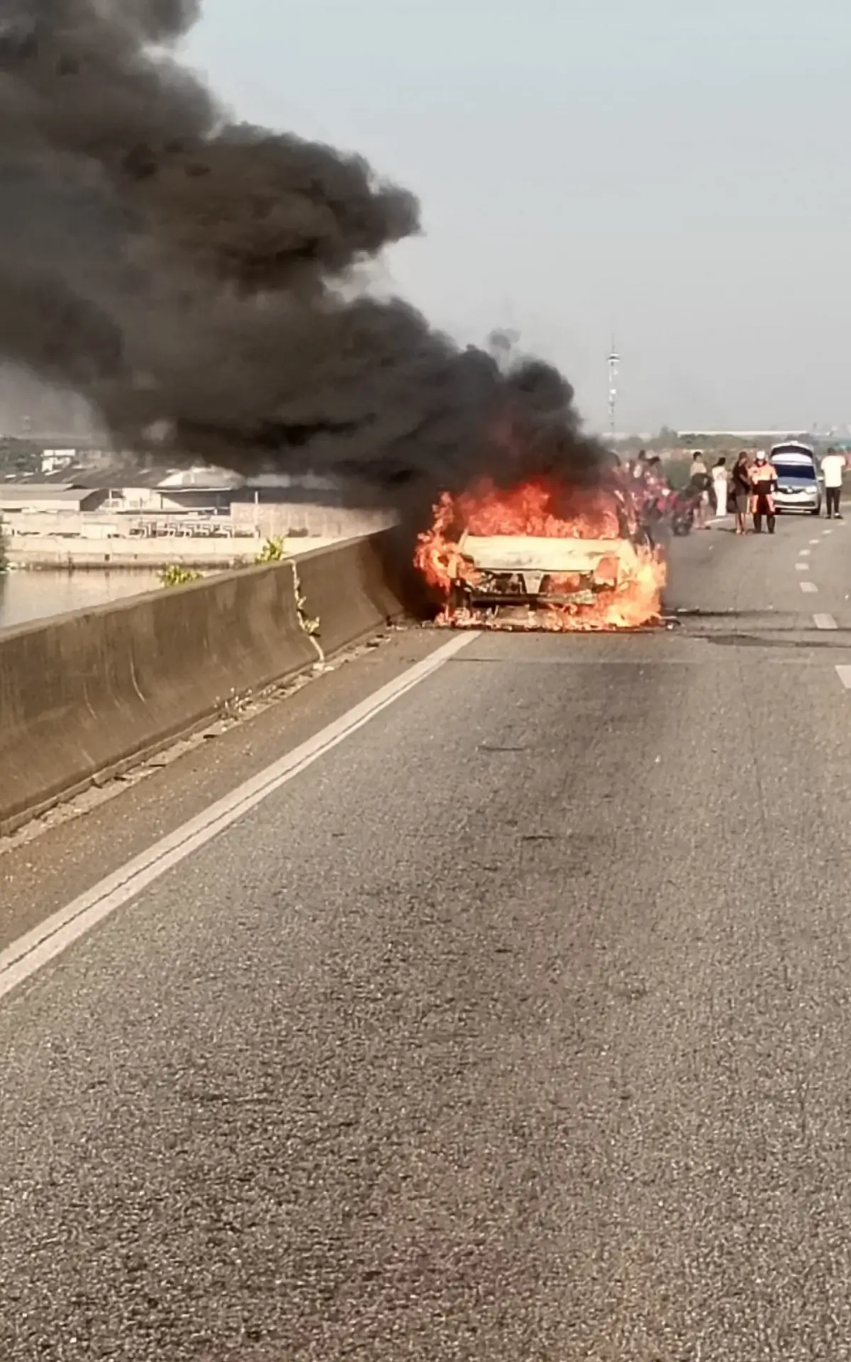 Carro pega fogo na Linha Vermelha