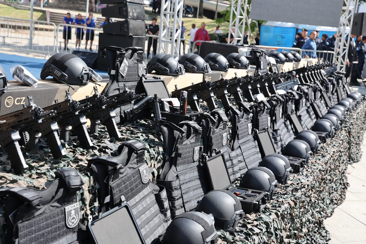 Além das viaturas, a corporação recebeu mil fuzis automáticos calibre 5.56