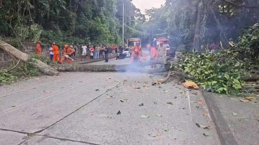 Chuva no Rio de Janeiro causa interdições na Tijuca