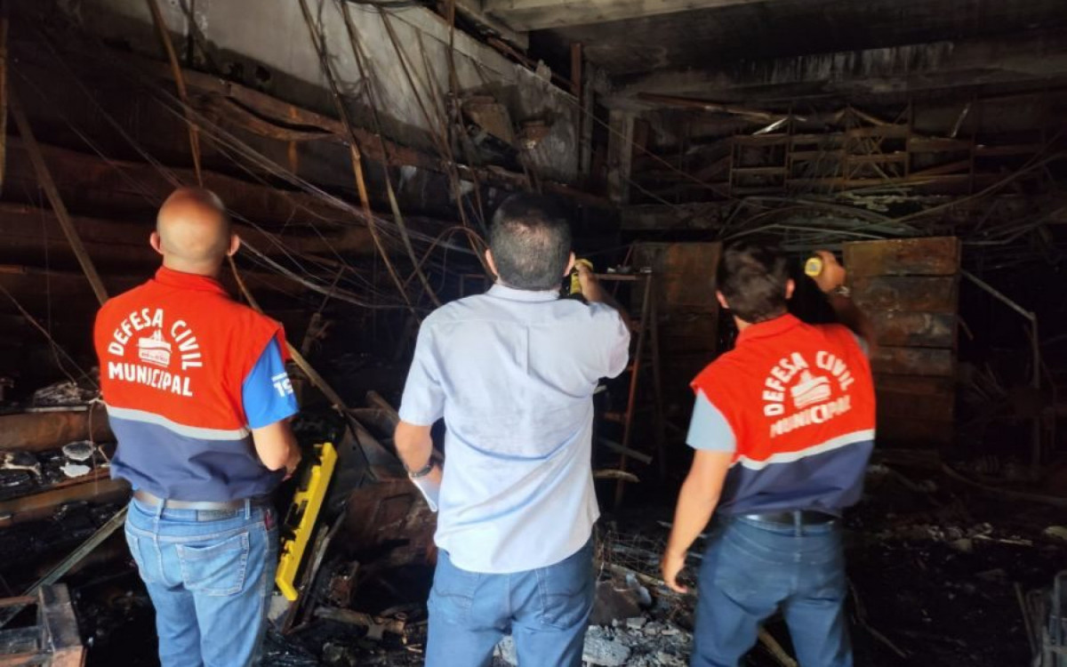Estrutura da loja ficou gravemente comprometida após o incêndio