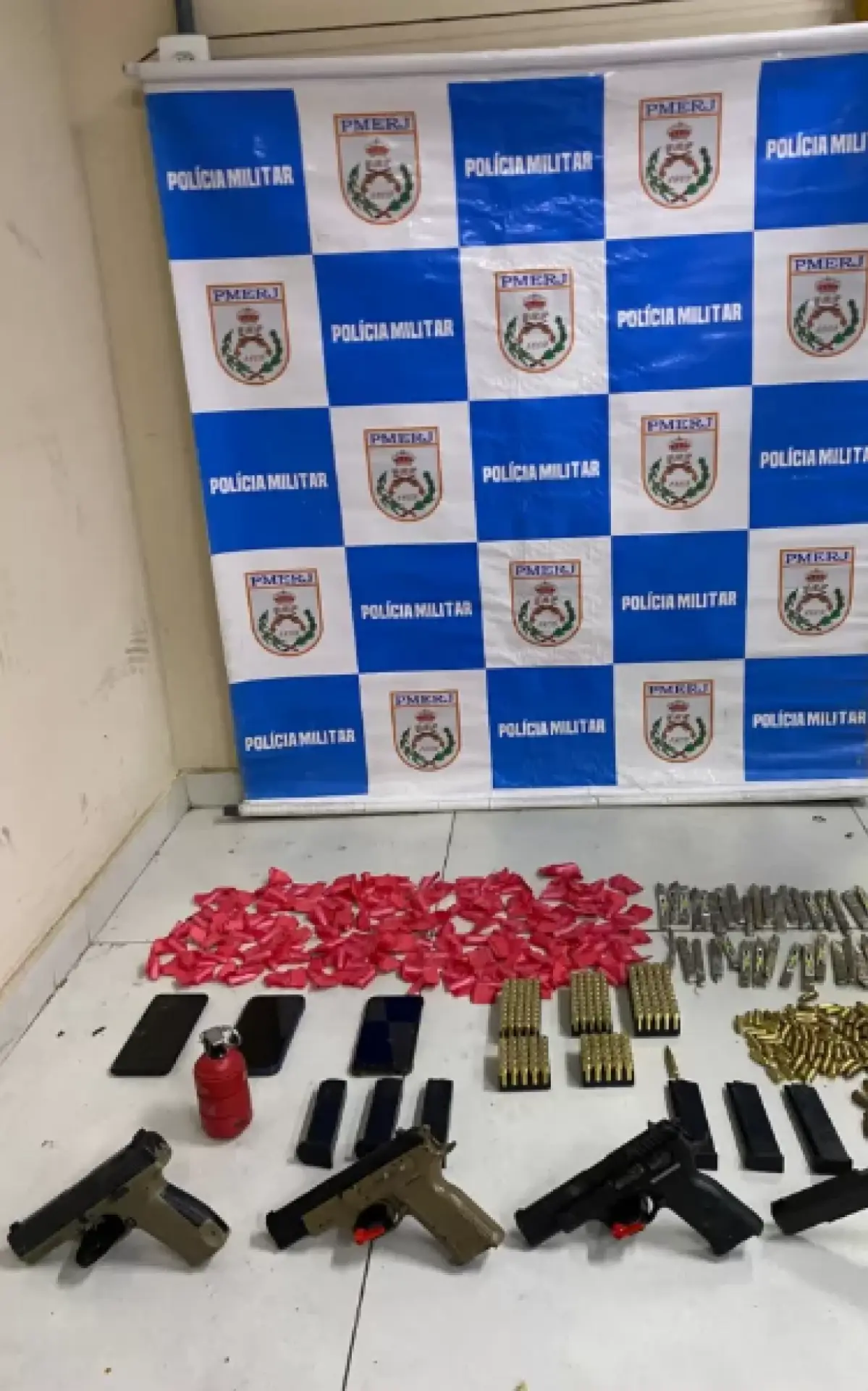 Armas, granada e drogas