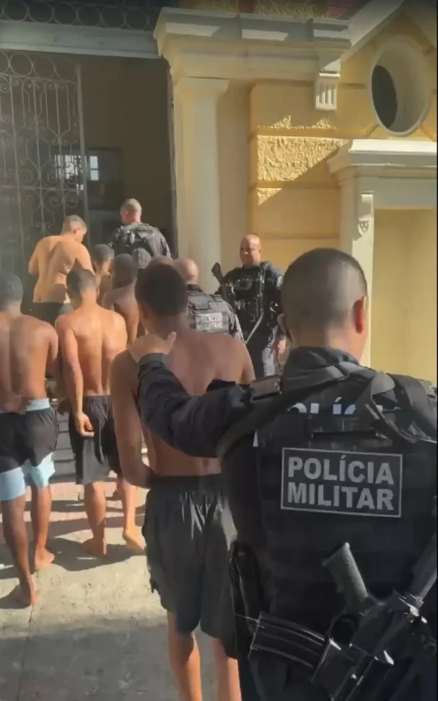 Presos foram levados pela PM para a 76ªDP