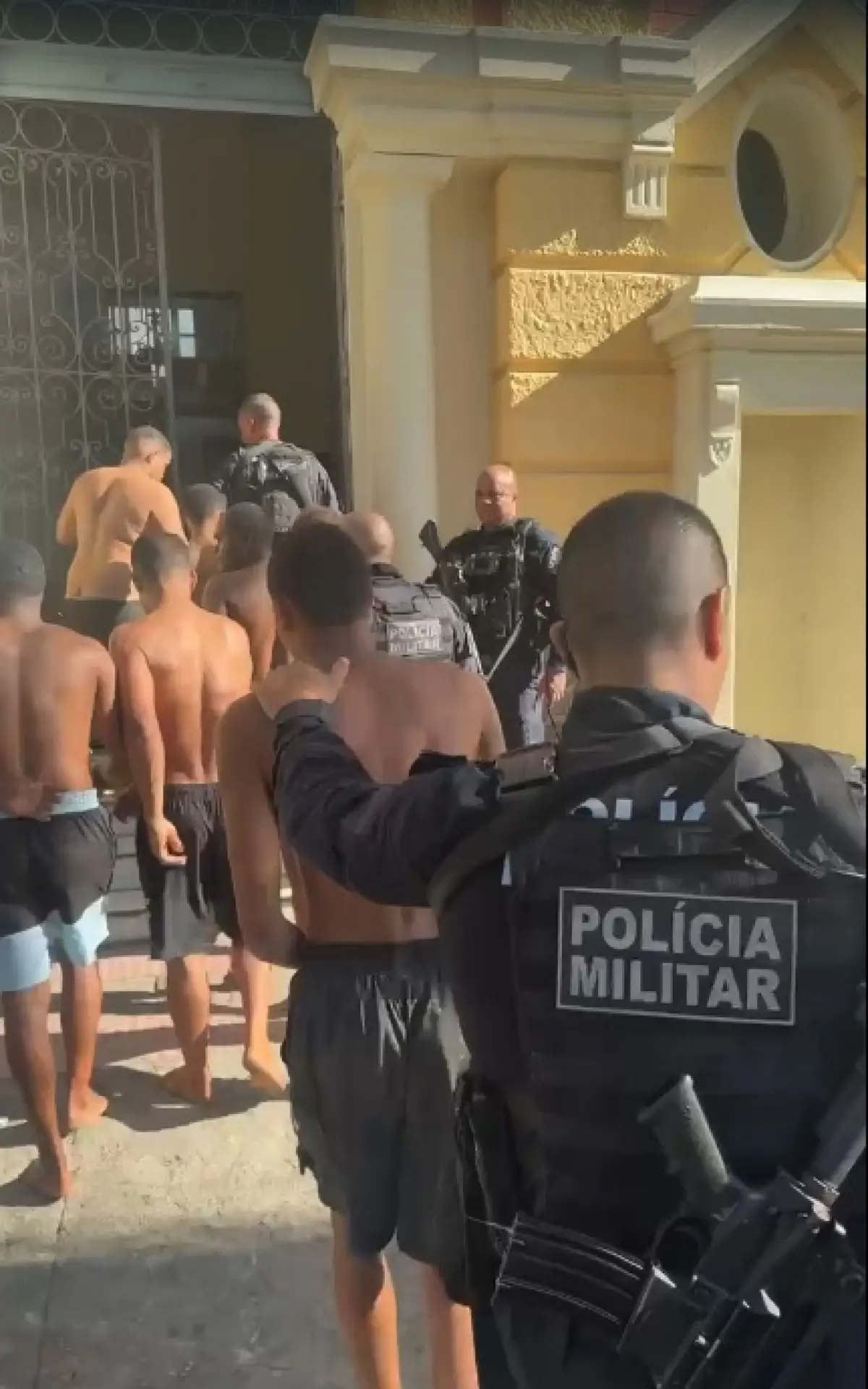 Presos foram levados pela PM para a 76ªDP
