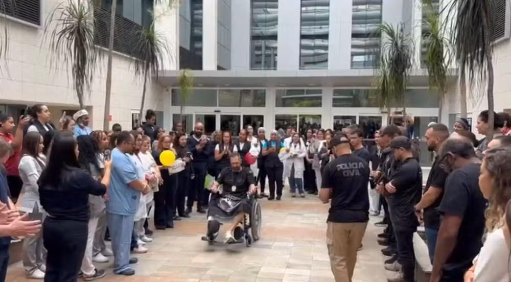 Delegado baleado em megaoperação recebe homenagem de policiais na alta médica