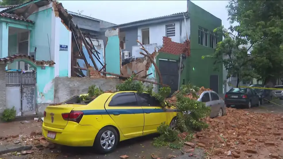 Desabamento de casa no Rio Comprido atinge veículos