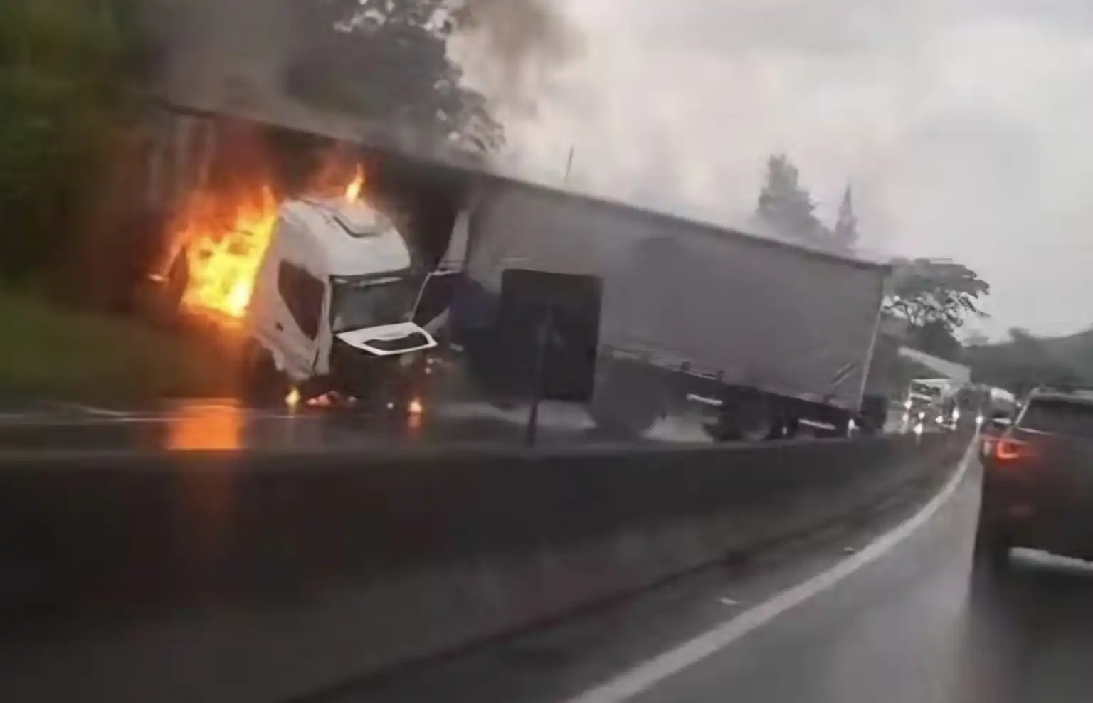 Engavetamento com carreta em chamas na Via Dutra