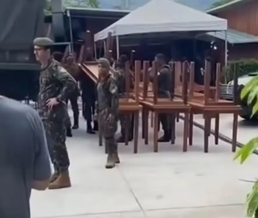 Exército fecha restaurante em Barra de Guaratiba