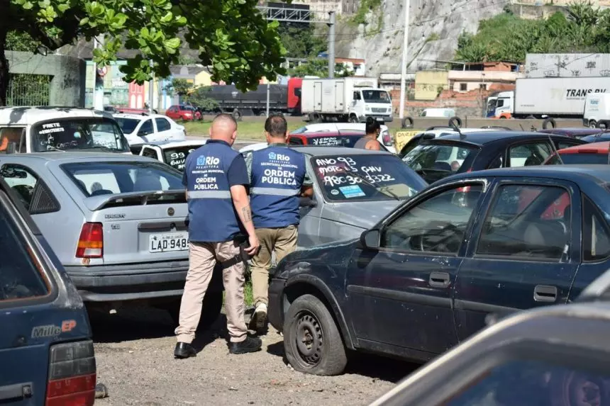 Feirão clandestino de automóveis é fechado em Parada de Lucas