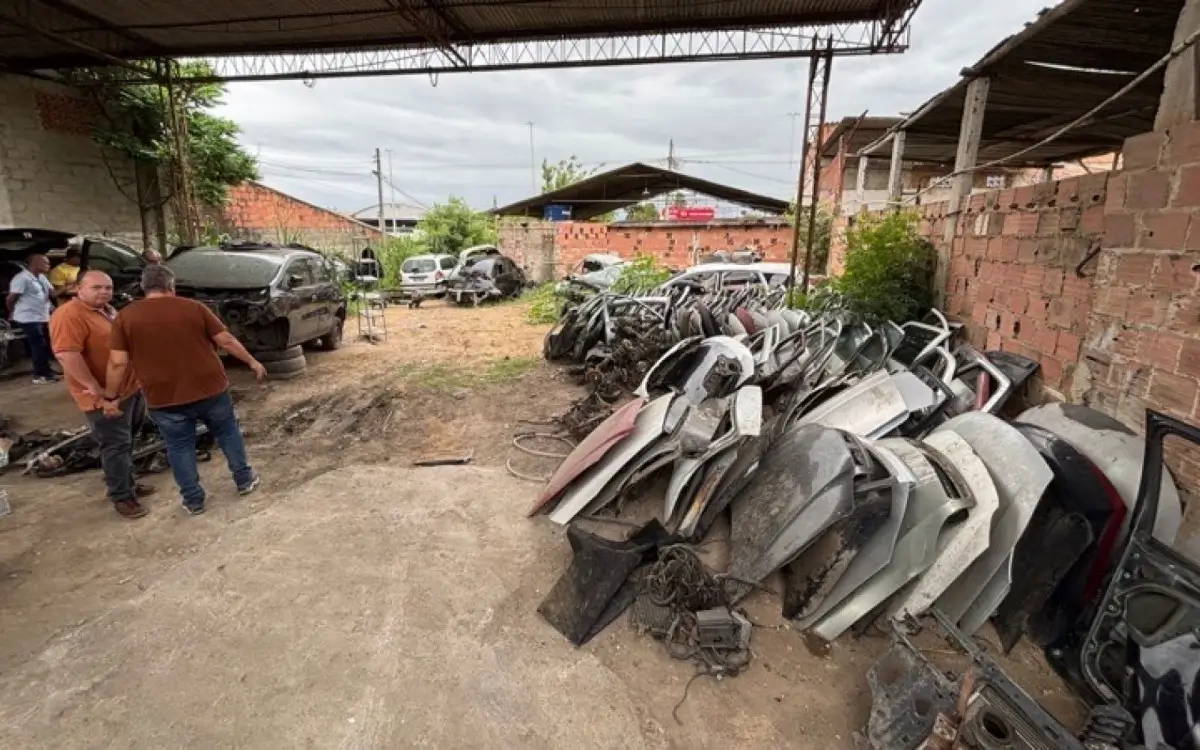 Ferro-velho é interditado em Itaboraí