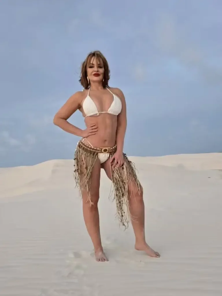Gaby Spanic no Brasil posa de biquíni