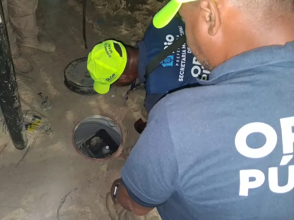 garrafas escondidas na areia de Copacabana