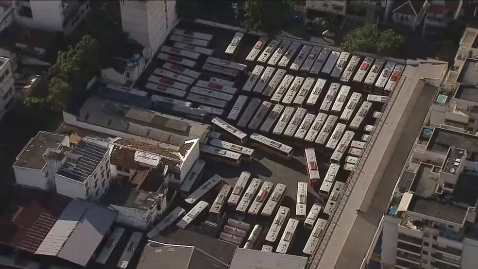 Ônibus das viações Real e Vila Isabel