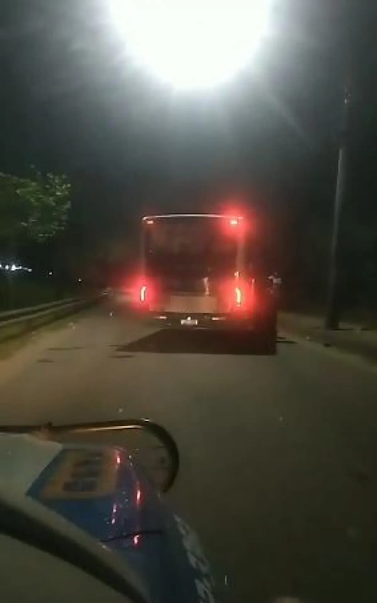 Criminosos usaram ônibus para fechar os acessos à comunidade