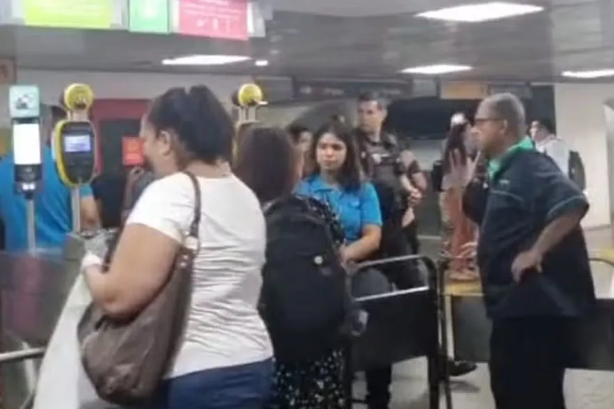 De acordo com relatos, ao menos três passageiros foram assaltados dentro de um dos vagões
