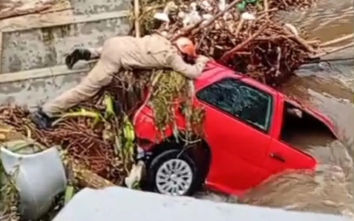 Veículo foi arrastado e encontrado na entrada do Túnel Extravasor