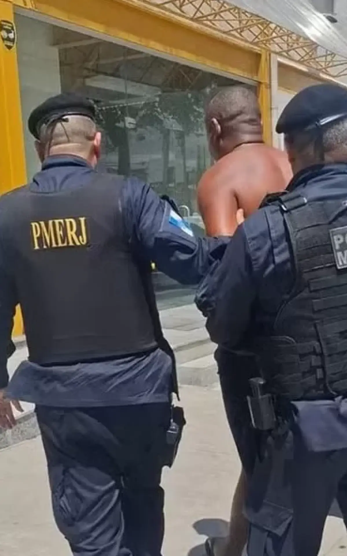 Identificado como T.D.S.L.