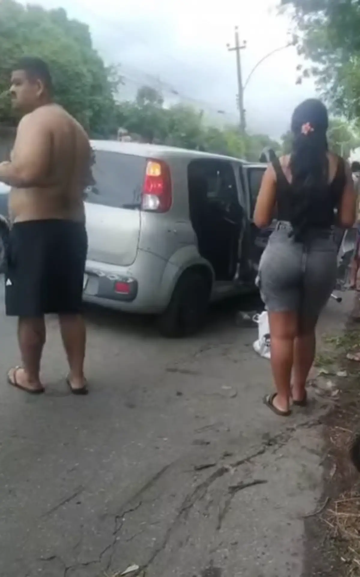 Homem foi encontrado dentro de uma Fiat Uno em Santa Cruz
