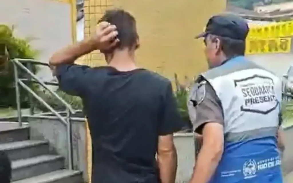 Homem preso pelo Segurança Presente