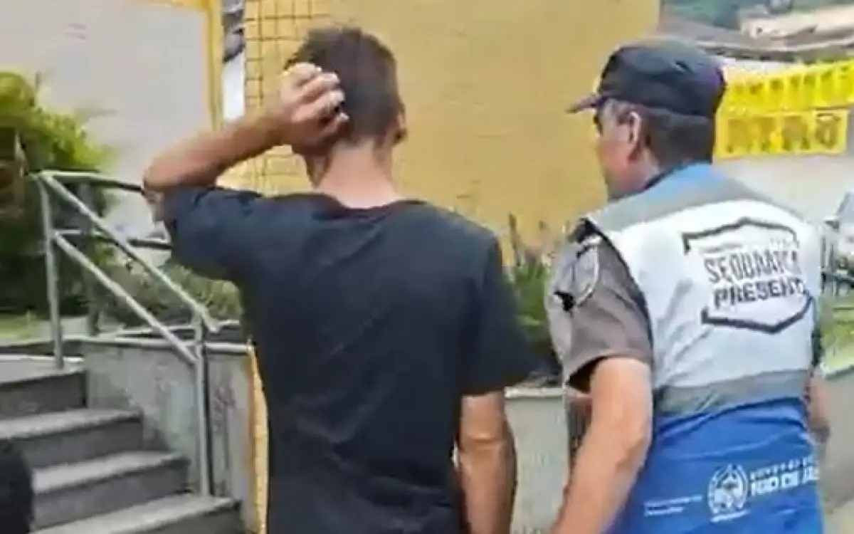 Homem preso pelo Segurança Presente