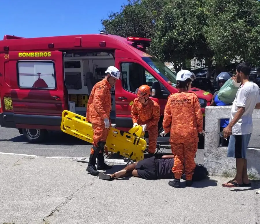 Homem é socorrido por agentes do Corpo de Bombeiros