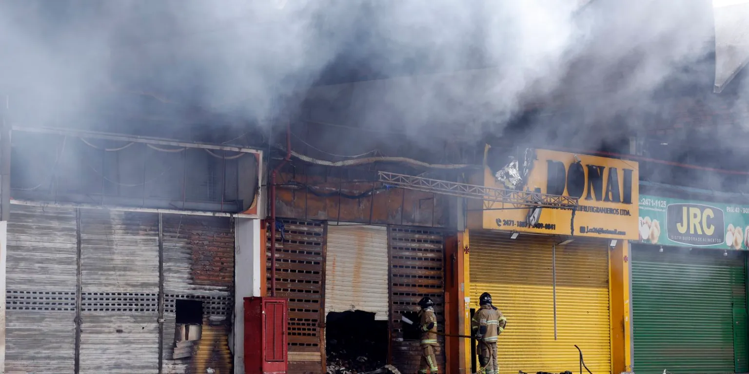 Incêndio na Ceasa é controlado após mais de dez horas de combate