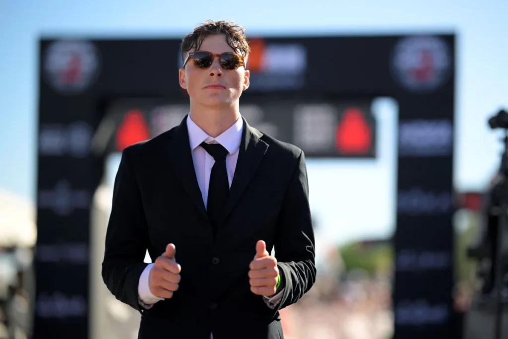 jovem completa Ironman de terno