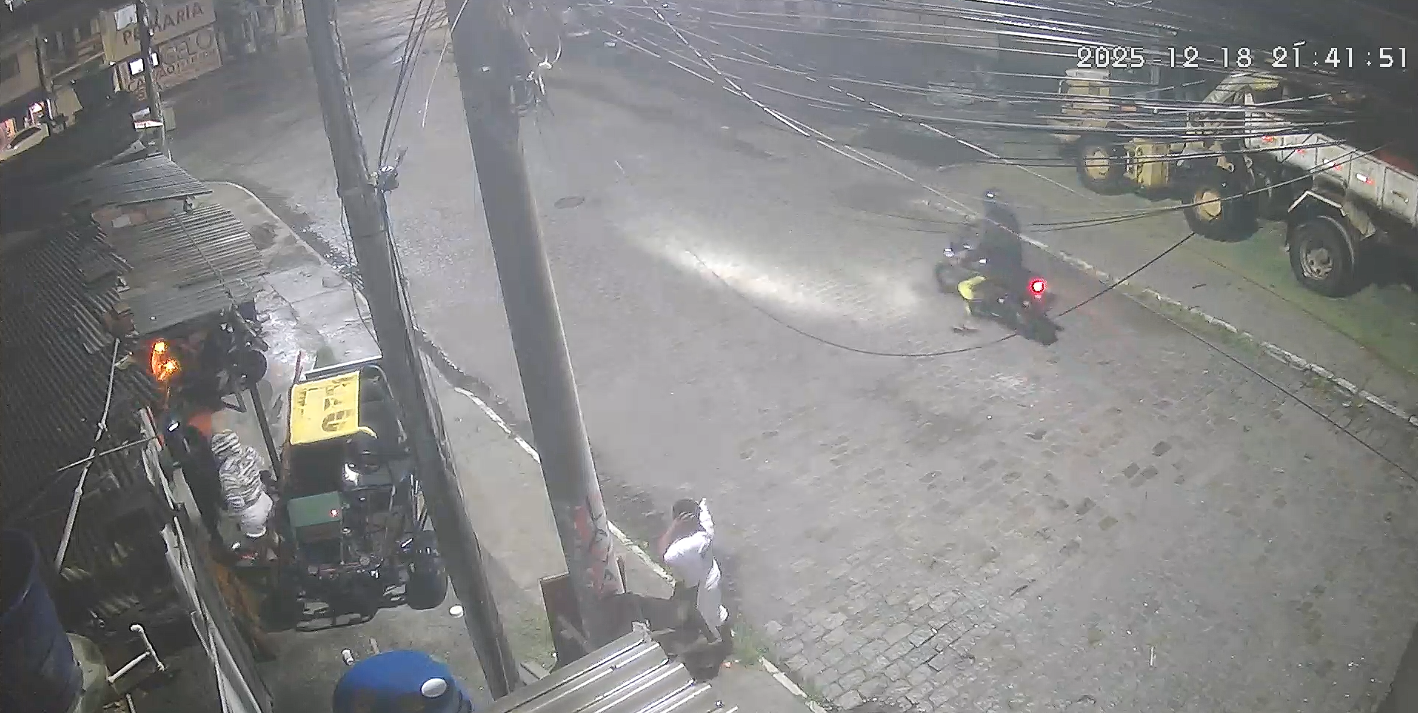 Ladrões rendem mulher e criança e roubam moto em Arraial do Cabo