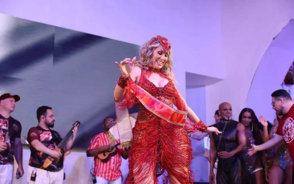 Lívia Andrade é apresentada como musa do Salgueiro