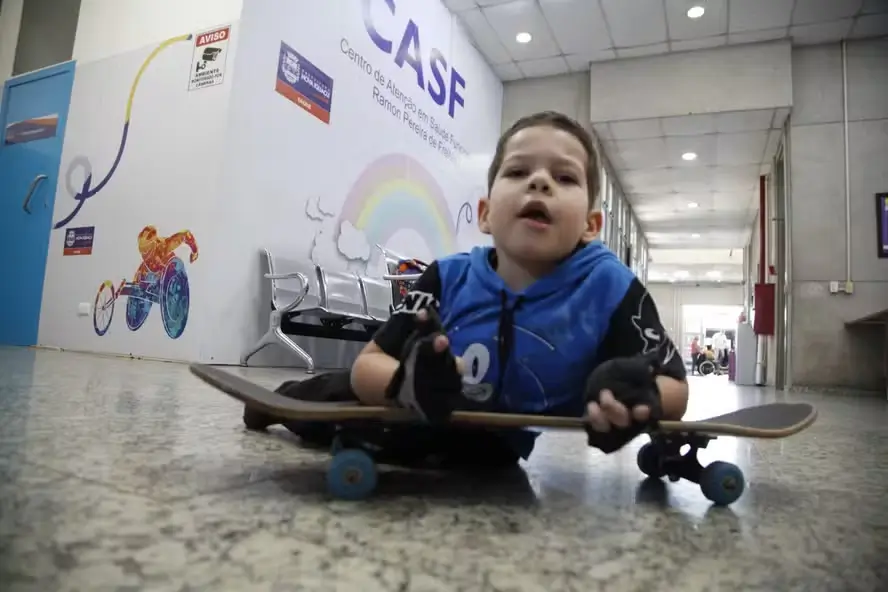 Yohan começa mais um dia no Centro de Atenção em Saúde Funcional Ramon Pereira de Freitas