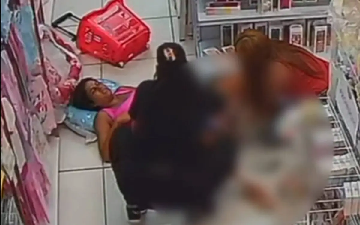 Mulher dá à luz em loja