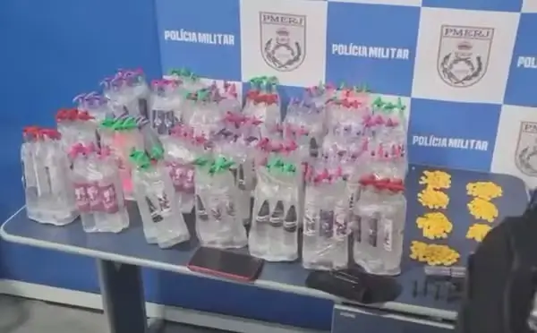 Mulher presa com lança-perfume escondido em bagagem
