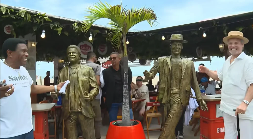 Neguinho da Beija-Flor e Carlinhos de Jesus ganham estátuas no Dia do Samba