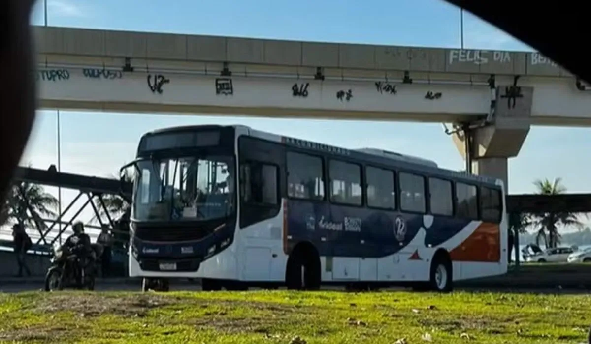 Ônibus atravessados na Estrada do Galeão interrompem trânsito na Ilha do Governador