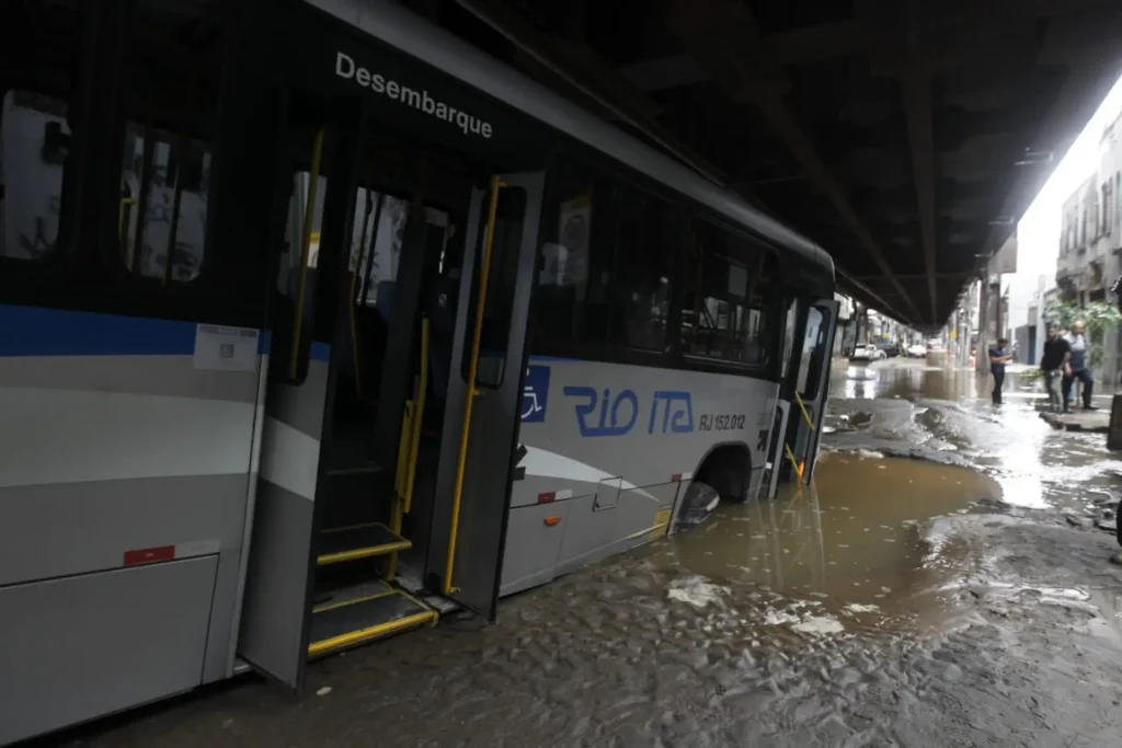 ônibus cai em buraco em São Cristóvão
