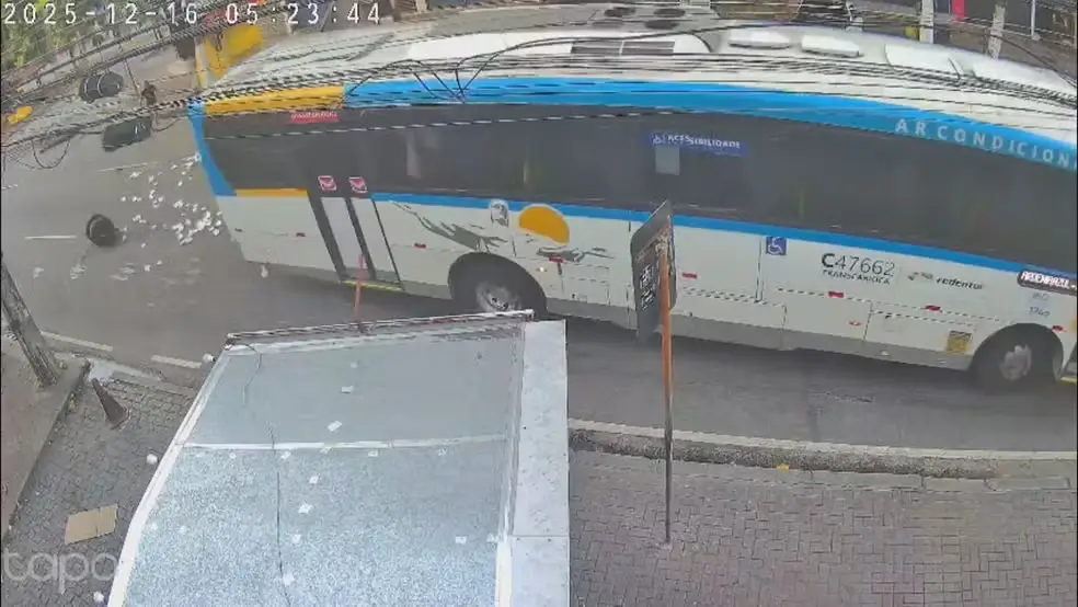 Ônibus da linha 353 arrasta carrinho de lanches na contramão no Pechincha