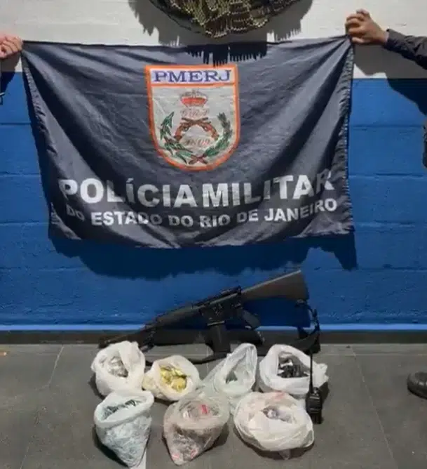 PM apreendeu fuzil e drogas em operação contra o CV no Morro do Juramento