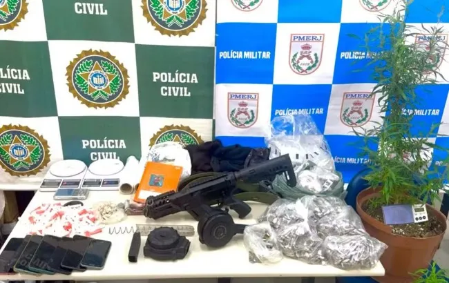 os agentes apreenderam três carregadores de pistola calibre 9mm, 363 tiras de maconha, 103 pedras de crack e 156 cápsulas de cocaína