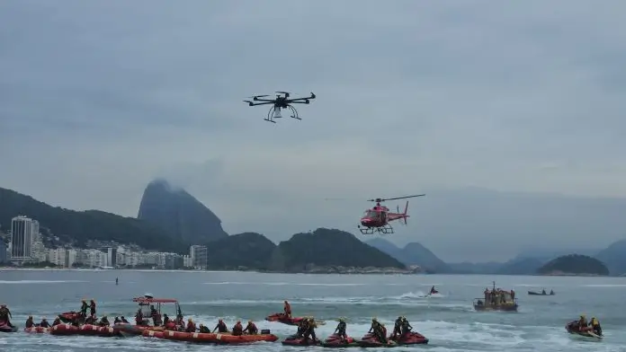 Bombeiros usam drones para orientar banhistas à noite