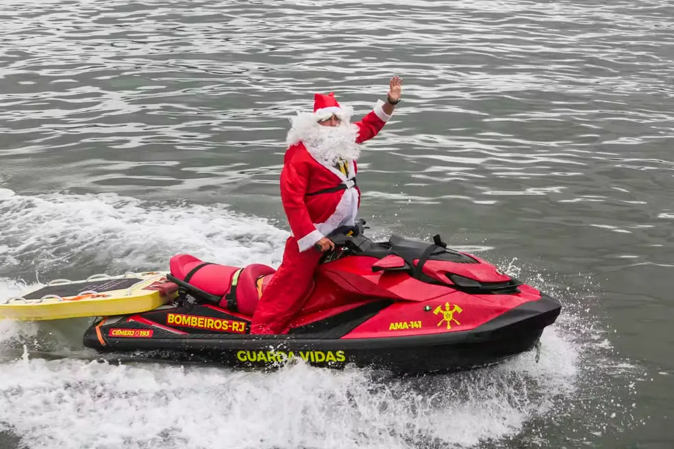 Papai Noel chega de moto aquática à Praia de Copacabana