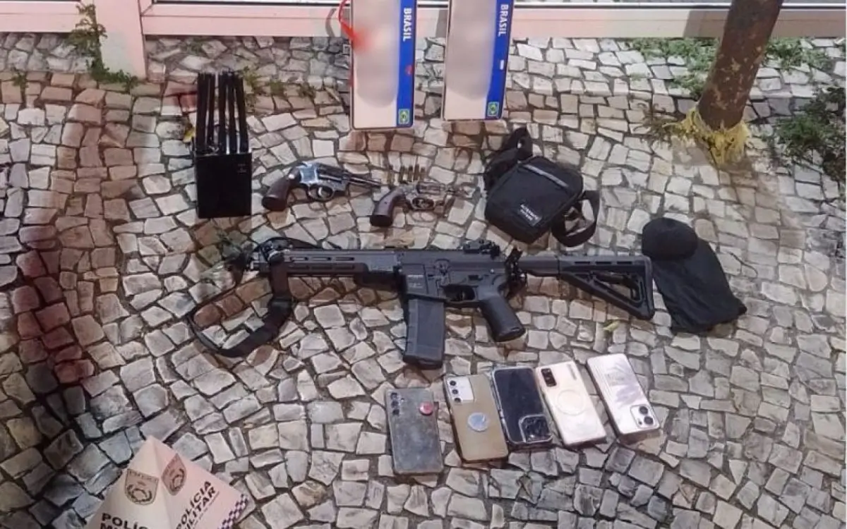 Policiais apreenderam revólveres, uma réplica de fuzil, celulares e um bloqueador de GPS