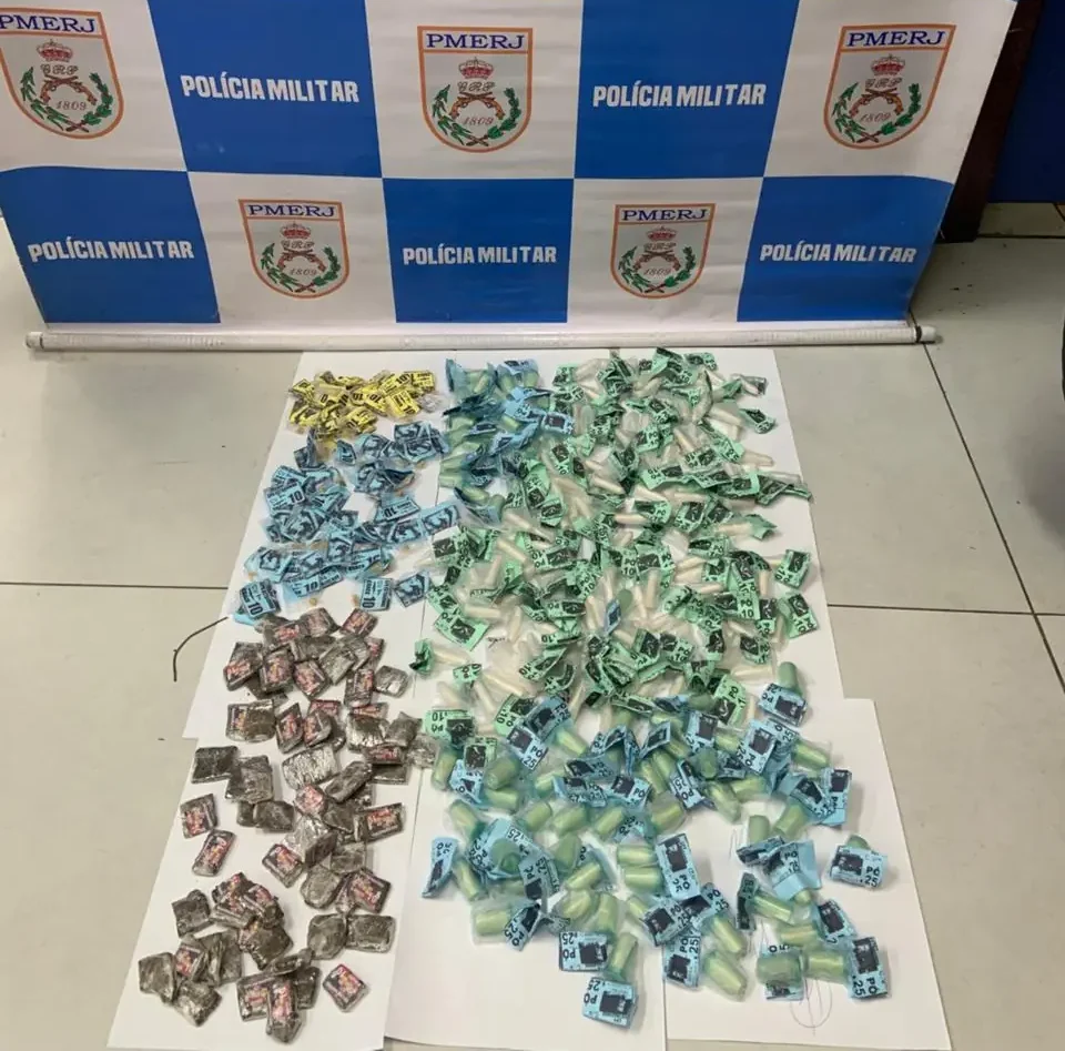Polícia apreende cocaína, crack e maconha escondidos no Jardim Esperança