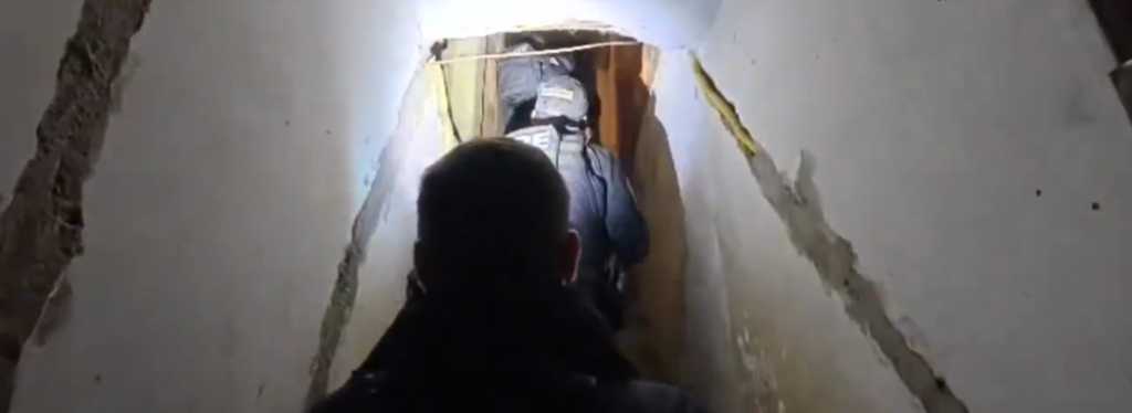 Policiais civis cumprem mandado de busca e apreensão no Complexo da Maré