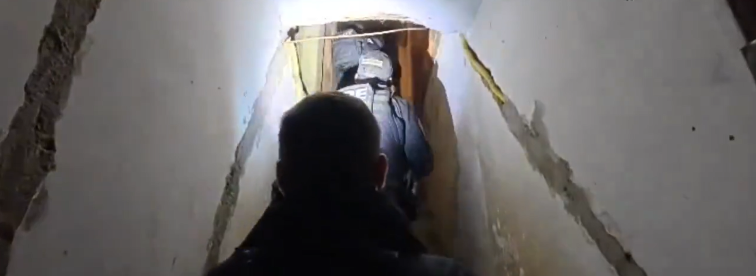 Policiais civis cumprem mandado de busca e apreensão no Complexo da Maré