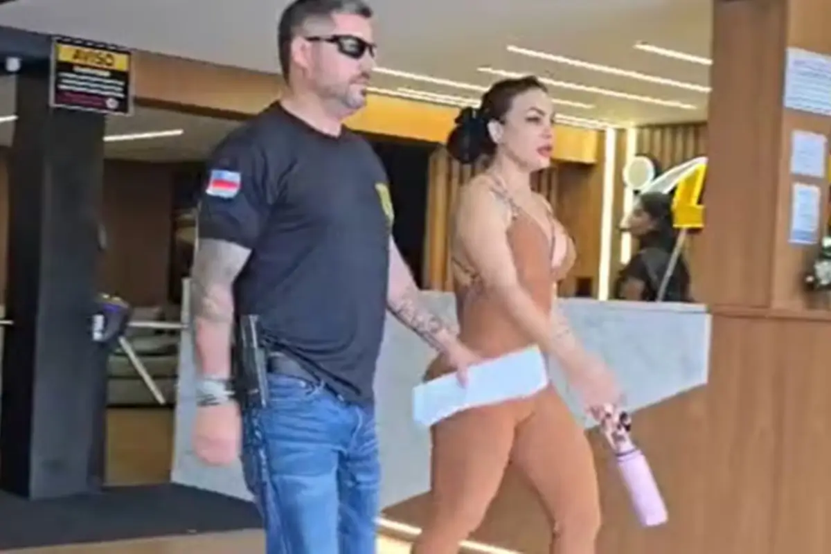 Polícia prende blogueira por exibir armas ligadas ao tráfico