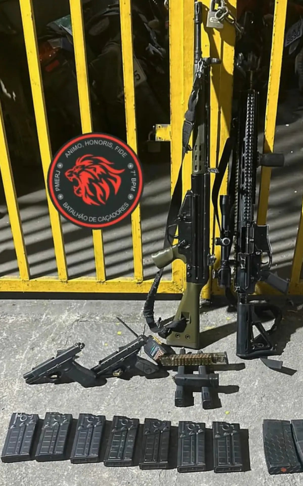 Agentes apreenderam dois fuzis, duas pistolas, um colete balístico e diversas munições e carregadores