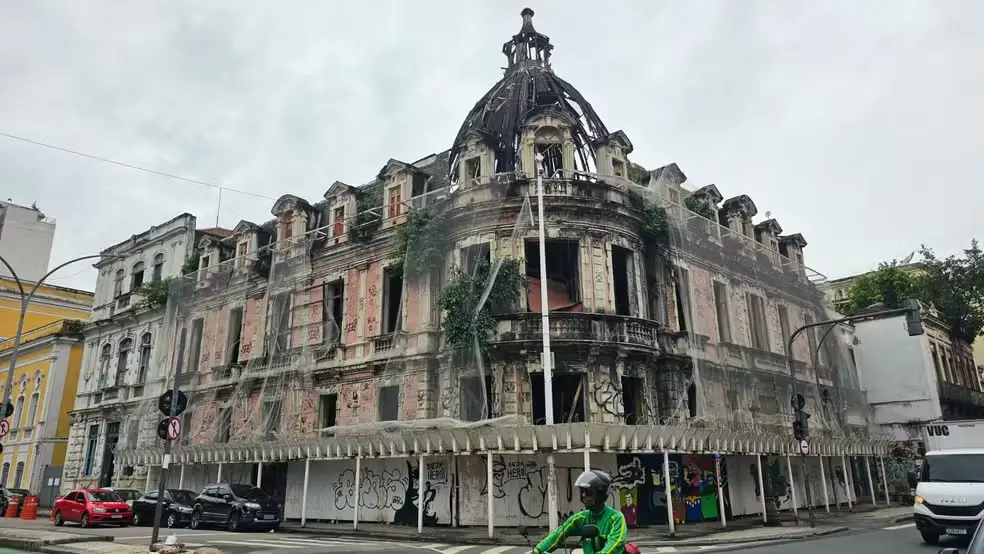 prédio abandonado no centro do rio