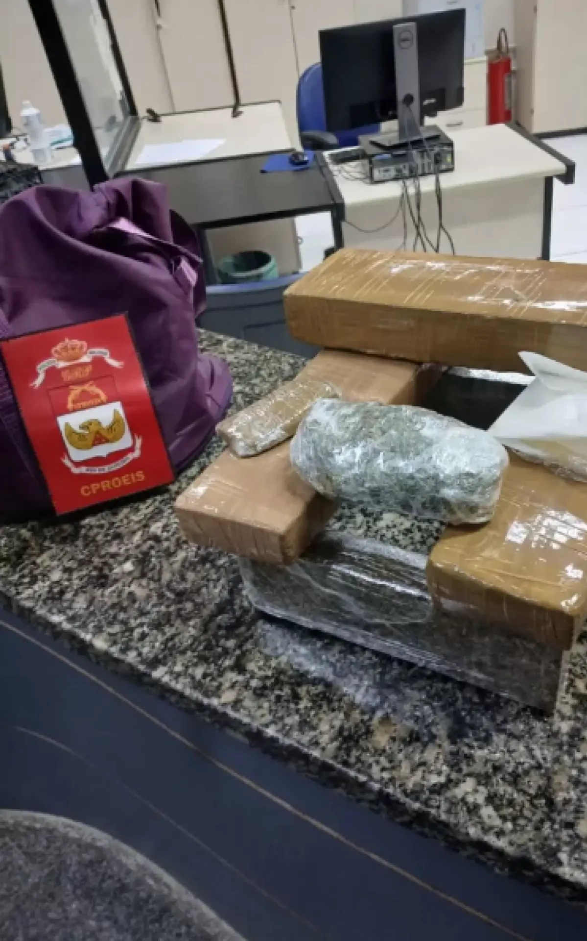 Prisão com 8 kg de drogas na Via Lagos